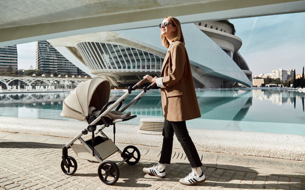 прогулочная коляска